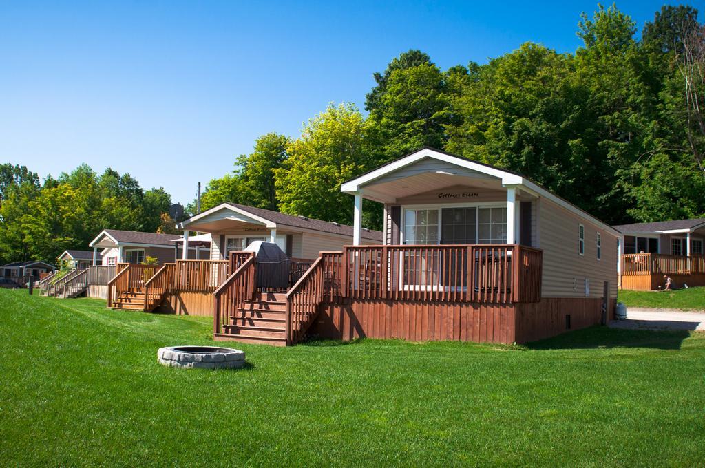 Mccreary'S Beach Resort Perth Exterior photo